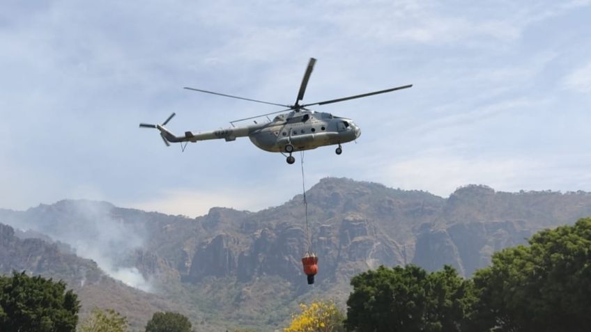 ¡Al ataque! Helicópteros combaten incendio forestal en el cerro del Tepozteco | FOTOS