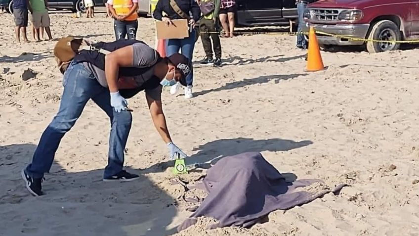 ¡Vacaciones de terror! Muere mientras estaba enterrado en la playa en trágico accidente