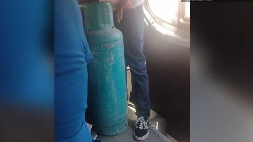 Sujeto se sube a un micro con un TANQUE DE GAS en Puebla y pone en riesgo a pasajeros: VIDEO