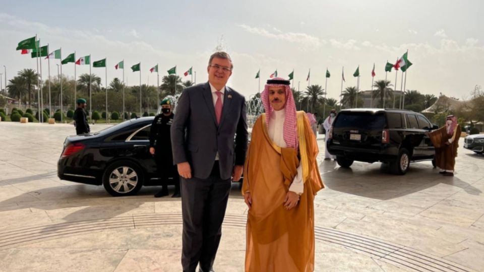 El canciller Marcelo Ebrard y el ministro Faisal bin Farhan Al Saud.