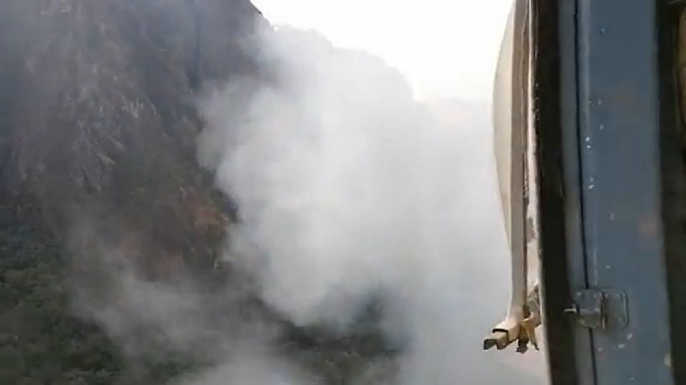 La Sedena combate desde el aire el incendio en Tepoztlán.