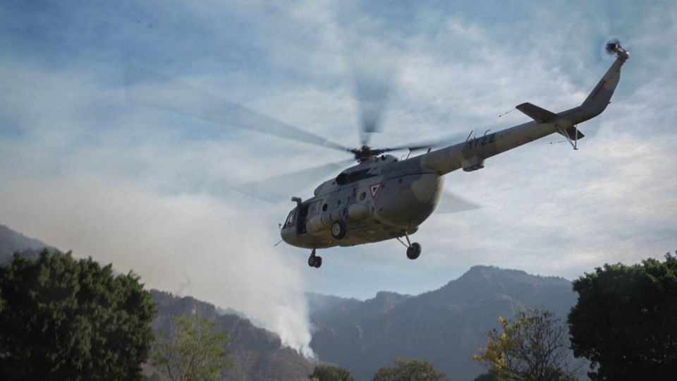 Dos helicópteros de la Guardia Nacional apoya con las labores contra el fuego.