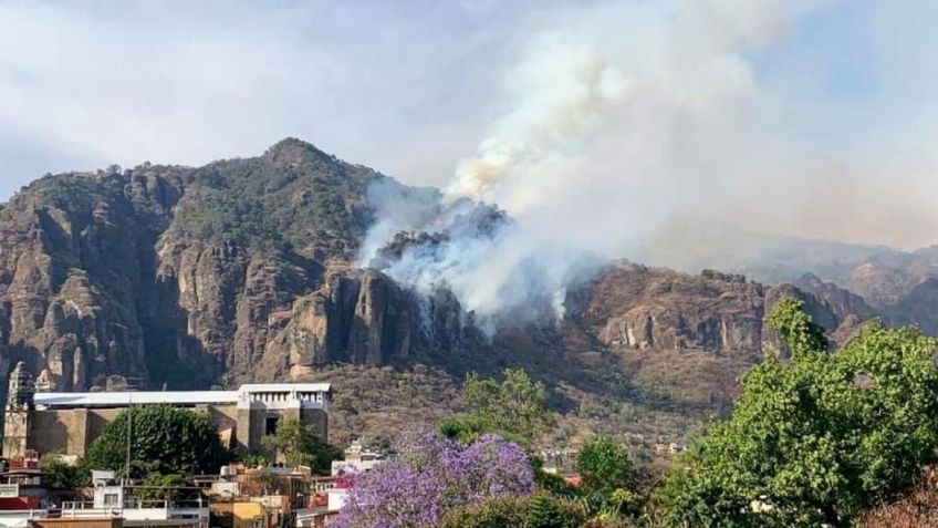 Combaten las llamas por aire en Tepoztlán, Morelos