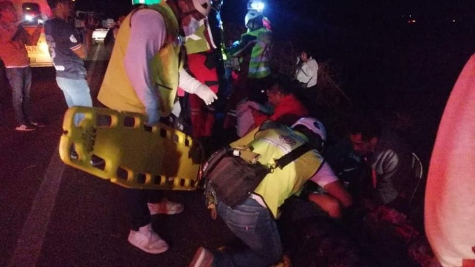 Pese a que los pasajeros del autobús siniestrado señalaron que el viento pudo haber provocado el accidente, otros apuntan a una falla mecánica.