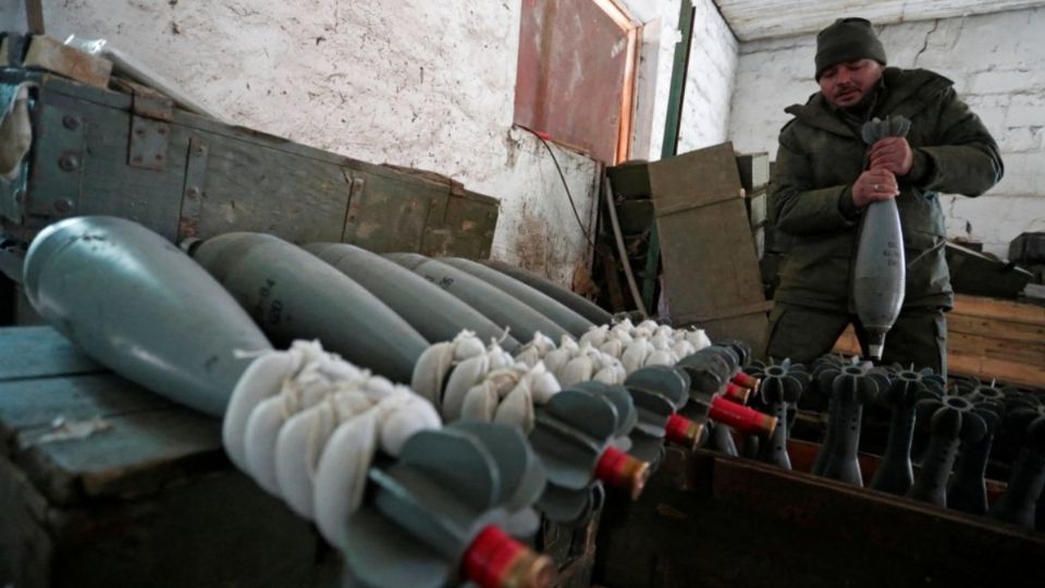 Un miembro de las tropas prorrusas, manipula bombas de mortero en un depósito de armas en Marinka. FOTO: Reuters