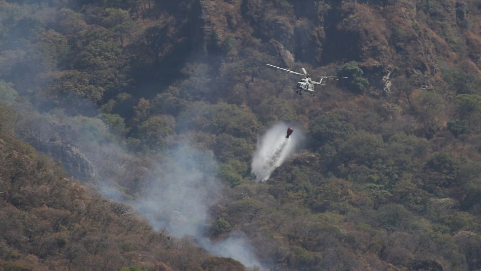 Personal del Ejército mexicano vuela sobre la zona afectada para lanzar cerca de tres mil litros de agua al fuego