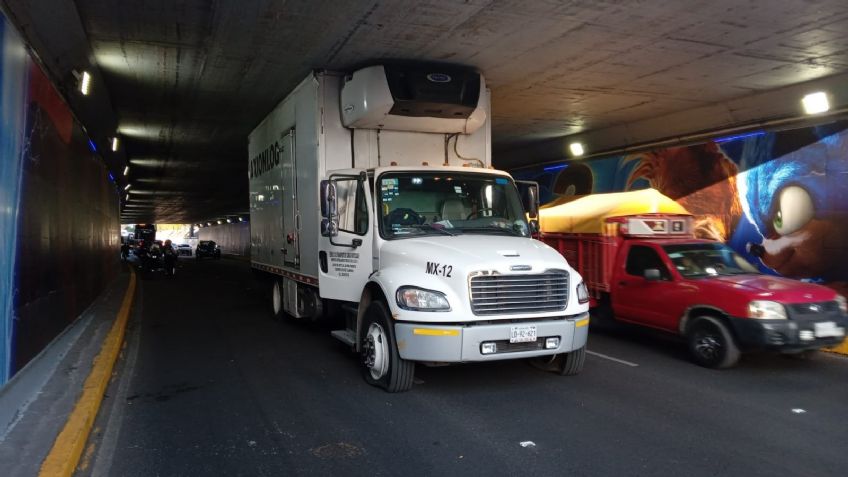 CDMX: Retiran camión atorado en bajo puente de Viaducto e Insurgentes