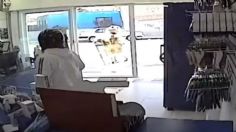 Botarga del Dr. Simi huye al notar asalto en farmacia; "me pagan por bailar, no por cuidar" | VIDEO