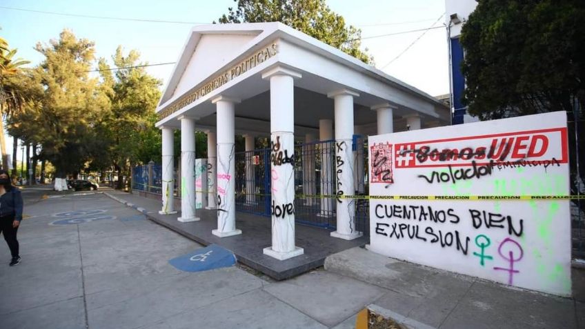 Feministas piden justicia por Berenice con pintas en la Universidad Juárez del Estado de Durango