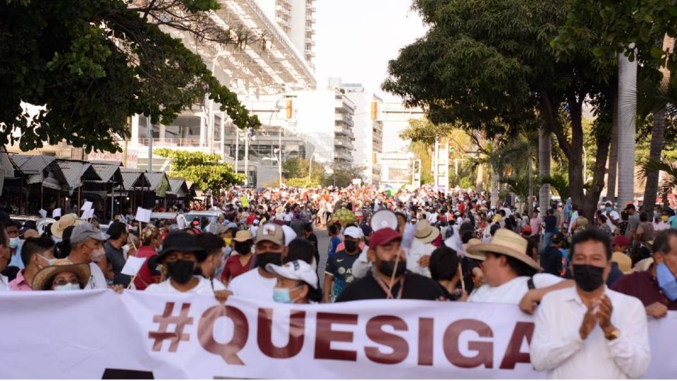 Marchan funcionarios en Guerrero a favor de la revocación de mandato