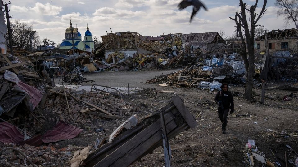 La destrucción, tras un ataque ruso en Byshiv, en las afueras de Kiev, en el inicio del segundo mes de la invasión