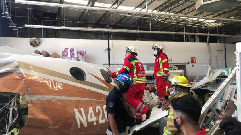 Se desploma una avioneta sobre una Bodega Aurrerá de Temixco, Morelos: hay 3 muertos