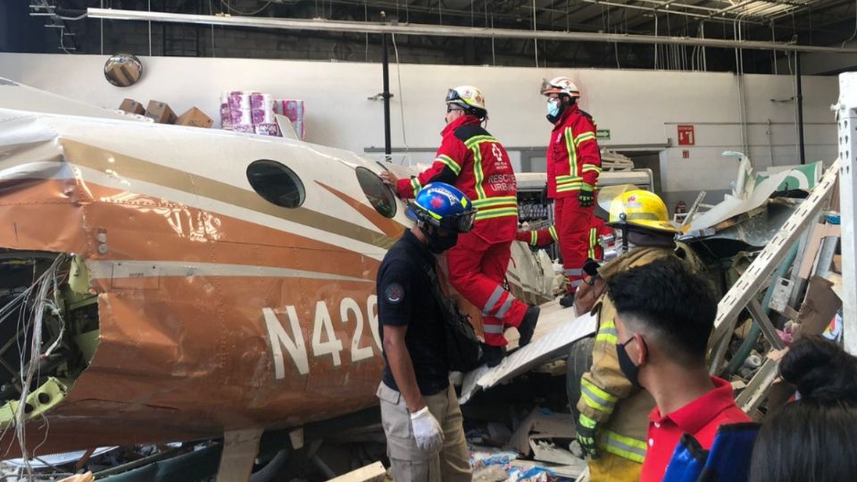 Avioneta se estrella en tienda comercial
