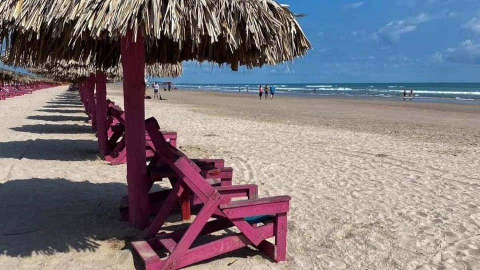 Autoridades de Turismo piden a la ciudadanía y a visitantes conservar playa Miramar limpia.