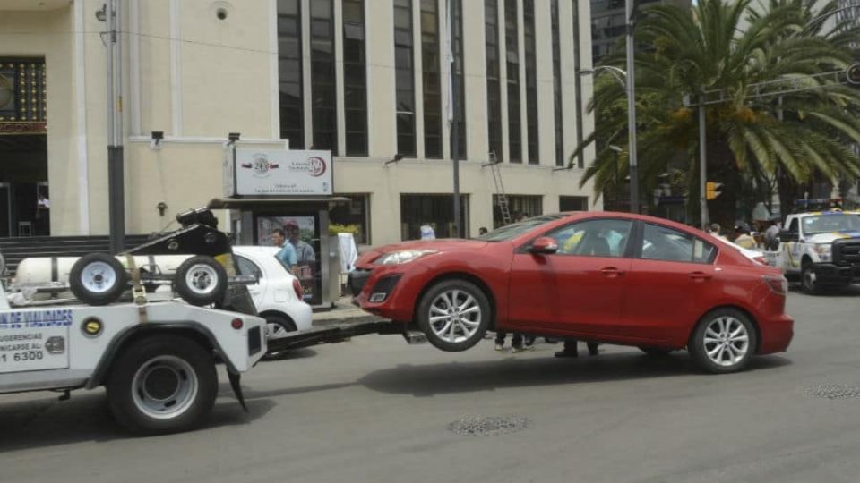 Imagen de auto rumbo al corralón.