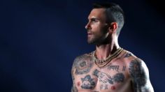 Adam Levine, de Maroon 5, complace a fans en el Foro Sol