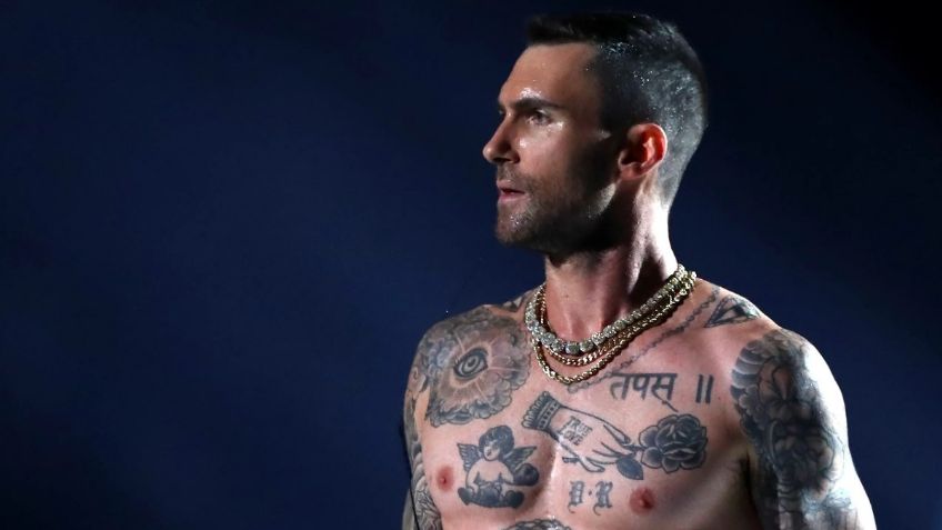 Adam Levine, de Maroon 5, complace a fans en el Foro Sol