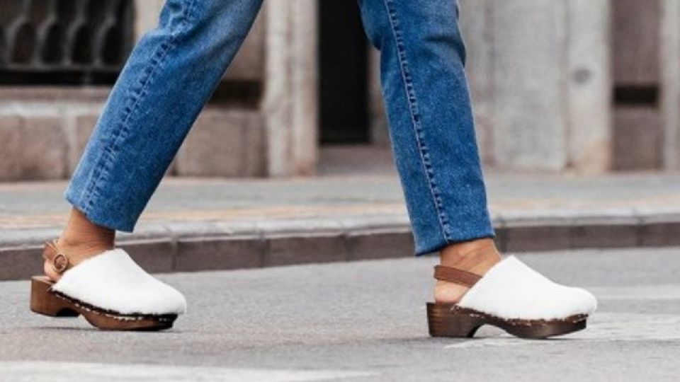 ¿Ya tienes un par de zuecos? Estos zapatos son lo último en moda.