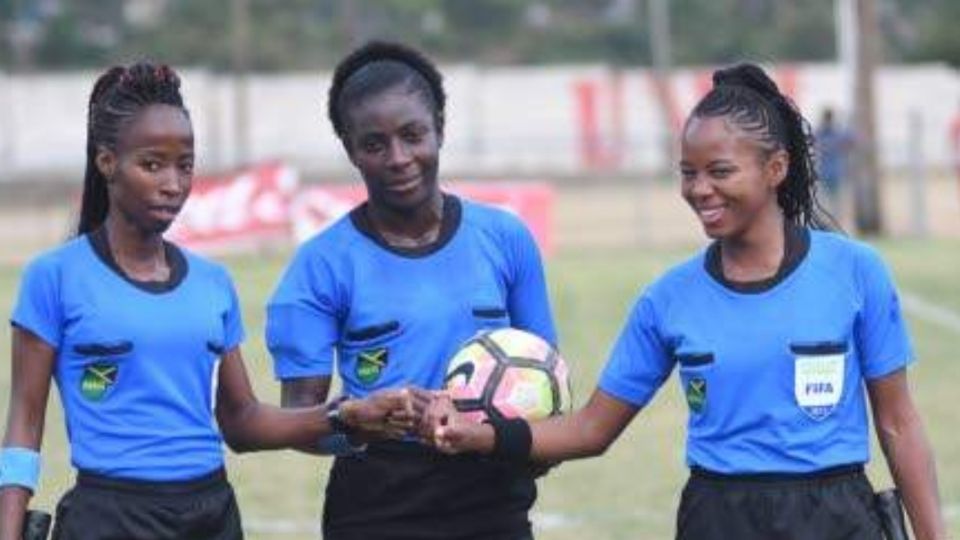 La mujer arbitro tuvo un destacado trabajo en el México vs El Salvador