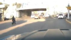 Edomex: Así fue el momento exacto en que un motociclista fue embestido por un auto | VIDEO