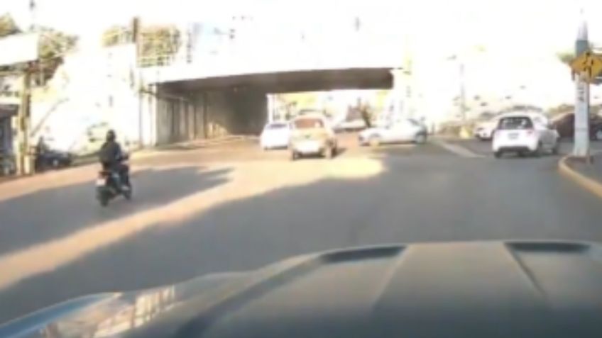 Edomex: Así fue el momento exacto en que un motociclista fue embestido por un auto | VIDEO