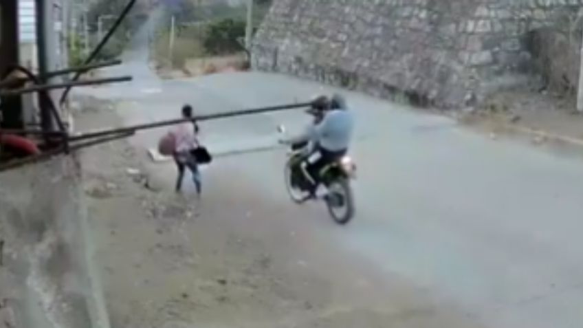 ¡Más vale aquí corrió! Captan momento exacto en que una joven se salva de un asalto en Oaxaca | VIDEO