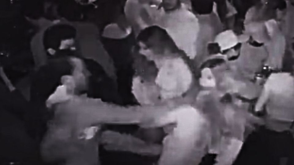 Caso viral de sujeto golpeando a una mujer en un bar. FOTO: Captura de video