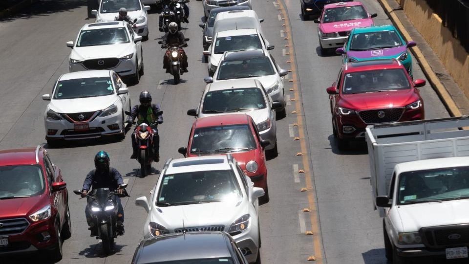 Autos particulares circulan sobre el Circuito Interior de la Ciudad de México.