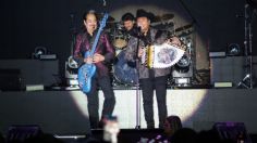 Los Tigres del Norte balconean a uno de sus integrantes por ir al baño: VIDEO