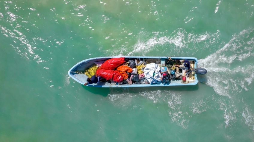 Sacan 4 mil kilos de desechos de plástico del mar cercano a Sisal Yucatán