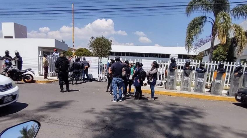 Normalistas toman la Secretaría de Educación en Michoacán por tiempo indefinido