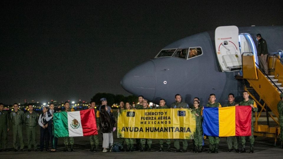 Tripulación de la Fuerza Aérea que acompañó a los mexicanos rescatados en Rumania. FOTO: Twitter / @SRE_mx