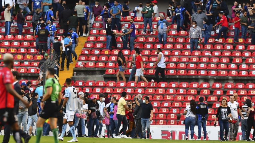 "Vergüenza que esto suceda en mi país": indignación nacional por violencia en el Querétaro vs Atlas