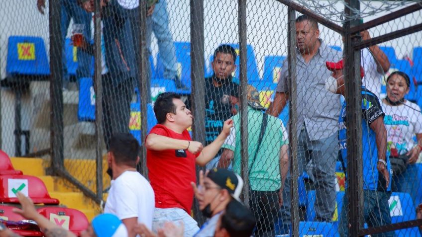 Tragedia en el Querétaro vs Atlas: captan a aficionado con navaja en la mano y roba red de portería