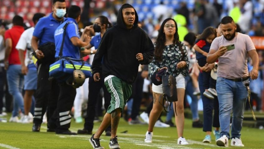 Batalla campal entre aficionados deja día negro para el futbol mexicano