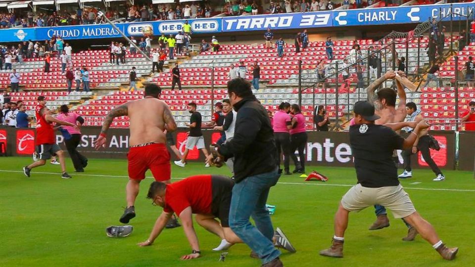 Aficionados de Querétaro y Atlas se enfrentan al minuto 62, donde familias tuvieron que ser resguardadas en la cancha.