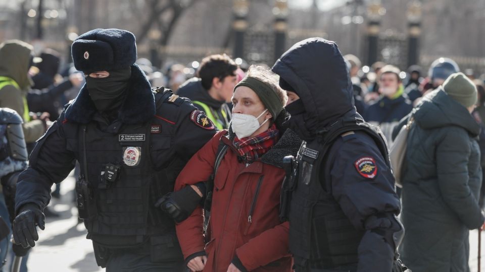 Policías detuvieron a participantes en una manifestación contra operación rusa en Ucrania