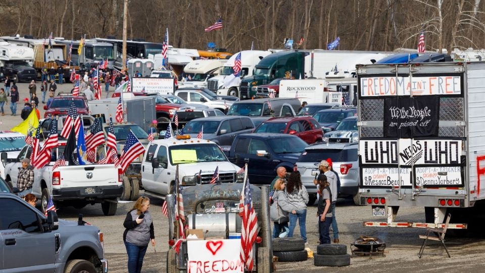 Camioneros del Convoy del Pueblo se movilizaron ayer en contra de restricciones por el COVID-19