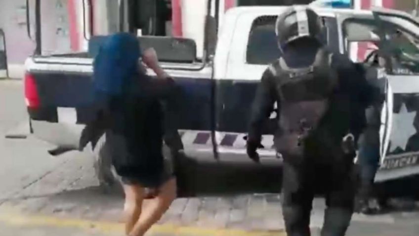 Policía de Tehuacán detiene feminista por manifestarse pacíficamente contra el acoso | VIDEO