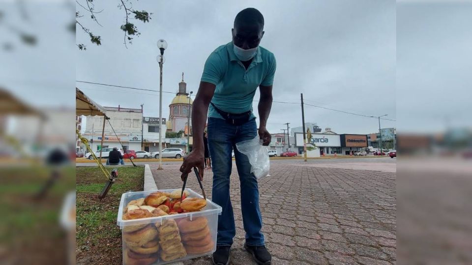 Haitiano sobrevive en Tamaulipas vendiendo donitas y conchas