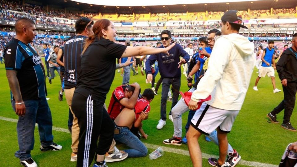 El partido tuvo que ser suspendido por la gresca en las gradas que se extendió hasta el campo de juego