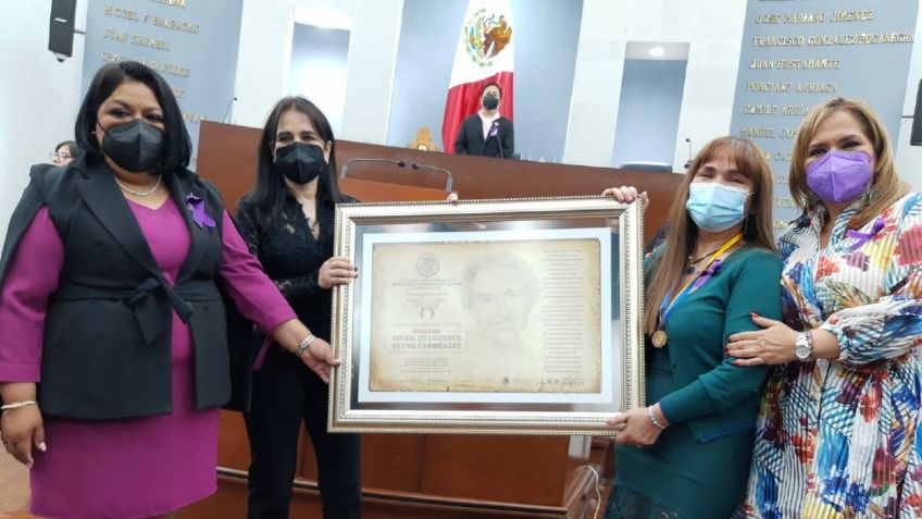 Enfermera de SLP recibe reconocimiento de "Mujer del Año" por su labor en favor de los adultos mayores