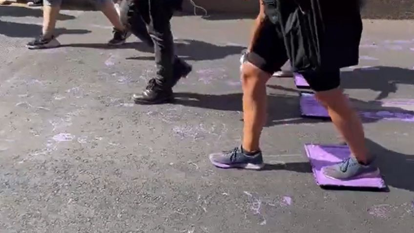 Marcha 8M: Colectivos feministas colocan tapetes con pintura para marcar en las calles de CDMX