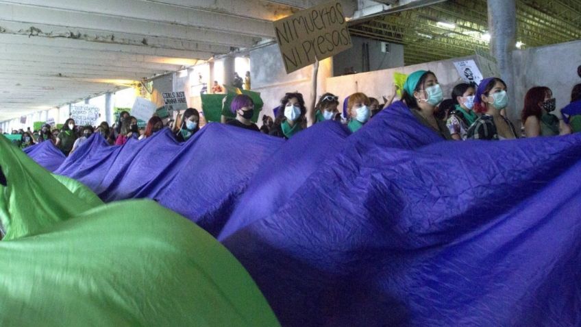 Pañuelo VERDE y MORADO: ¿Qué significan los colores que usan feministas en marcha del 8M?