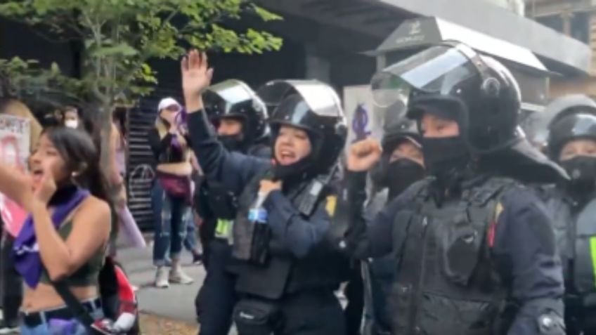 "Policía consciente, se une al contingente": Ateneas rompen filas y marchan en el Día de la Mujer | VIDEO