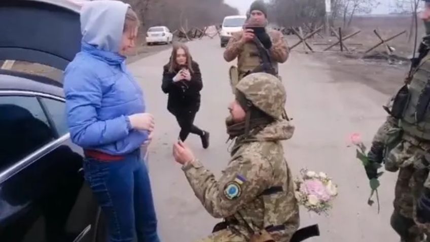 Soldado ucraniano monta simulacro de control para proponer matrimonio a su novia | VIDEO