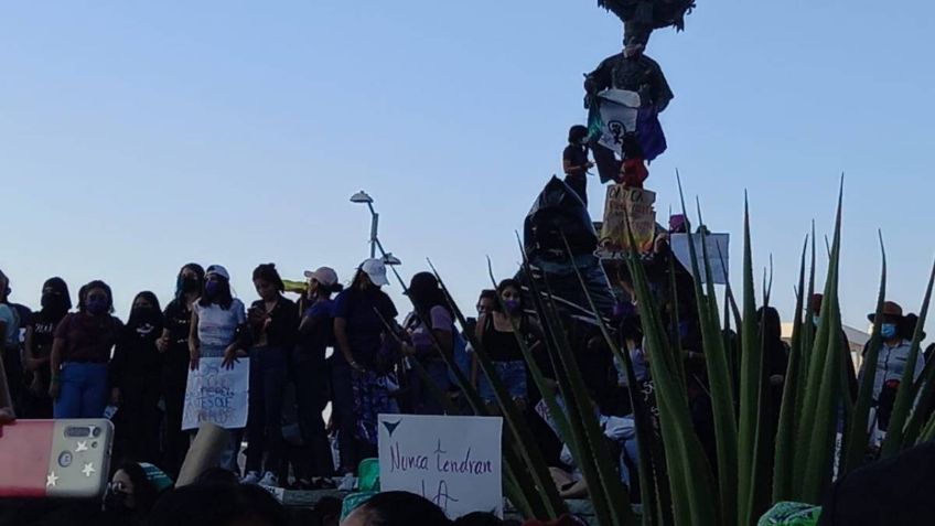 Feministas de Oaxaca exigen justicia por mujeres asesinadas; hombres las atacan con tijeras de jardín