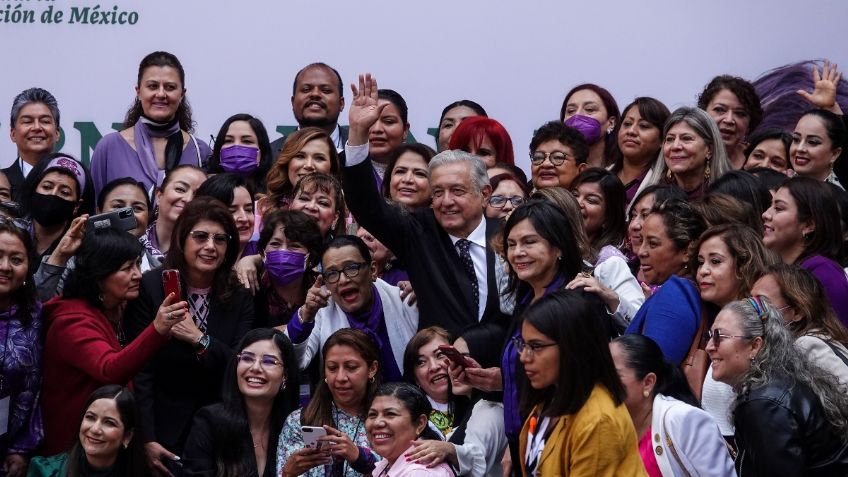 AMLO muestra su feminismo y conmemora el Día de la Mujer en Palacio Nacional