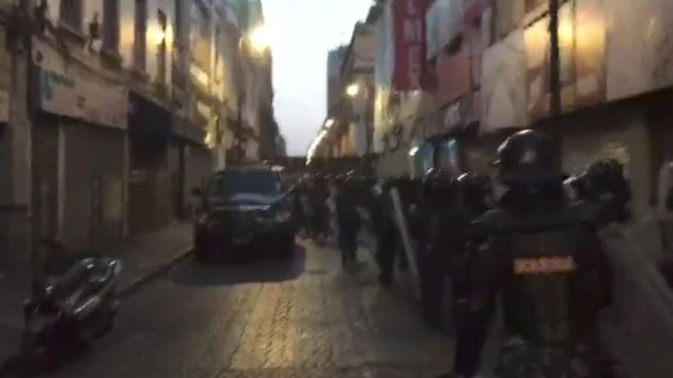 Mujeres de seguridad pública ya resguardan las inmediaciones de  Palacio Nacional.