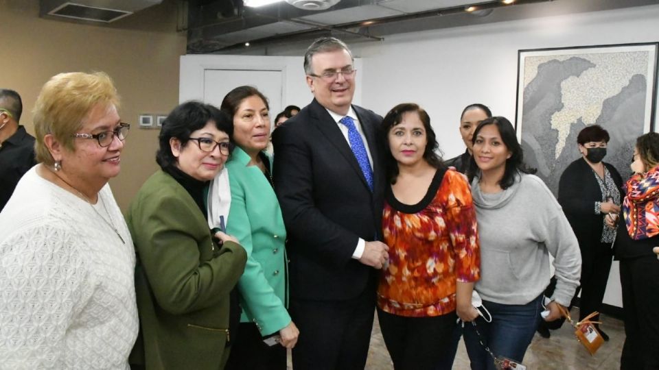 El canciller Marcelo Ebrard reconoció a las mujeres que trabajan en la SRE.